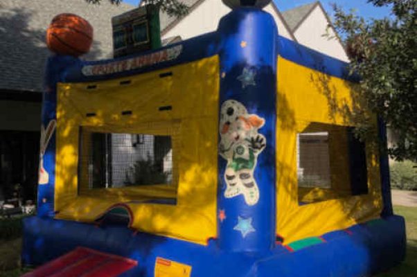 sports-arena-bounce-house-02